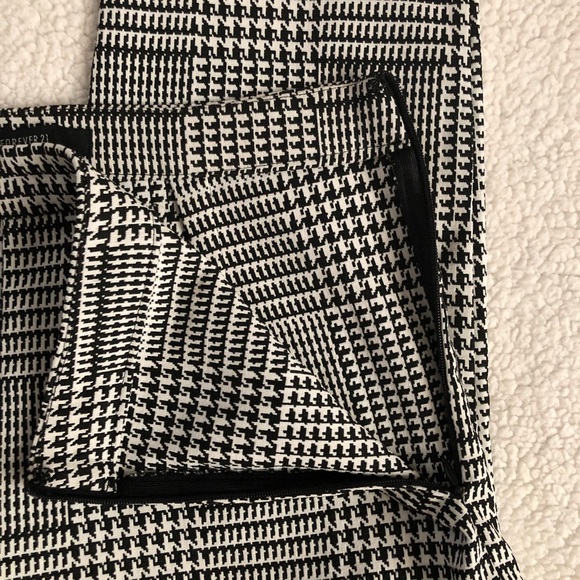 NOT FOR SALE RIGHT NOW! 
Black & White Patterned Skinny Pants. F21 Sz Lg - Picture 7 of 8